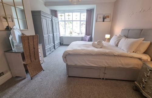 Didsbury House | Hot Tub, Free Parking Large Edwardian Home