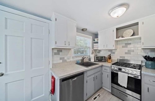 Wareham Cottage | Charming 2-bedroom house in Swift Beach Wareham.