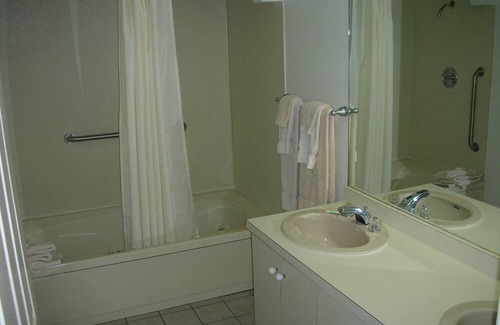 Lenox Apartment | Ponds at Foxhollow in the Berkshires, Timeshare Sleeps 4 / Full Kitchen and Bath