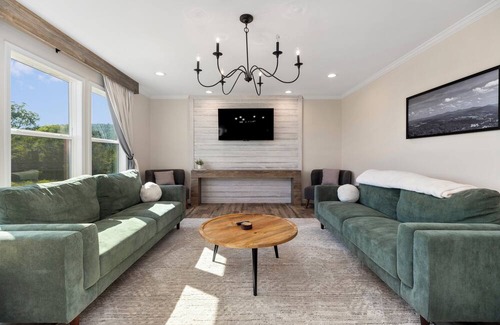 Faber House | Charming 3-bedroom Mountain View Retreat in Faber