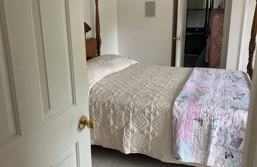 Isle La Motte Apartment | Lovely 2-bedroom apartment in Isle La Motte with WiFi, AC