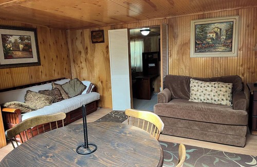 Marlinton Cottage | Charming cottage with WiFi/AC, Bicycling, Hiking, canoeing, Snowshoe Mtn, Cass.
