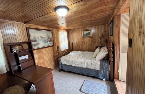 Marlinton Cottage | Charming cottage with WiFi/AC, Bicycling, Hiking, canoeing, Snowshoe Mtn, Cass.