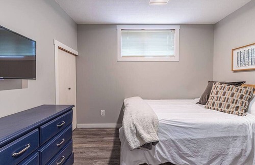 Prince George House | Stylish & Modern room w/WiFI