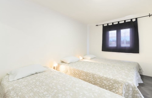 Sines House | Private bedroom 'Quarto Triplo 1' with Private Terrace and Wi-Fi