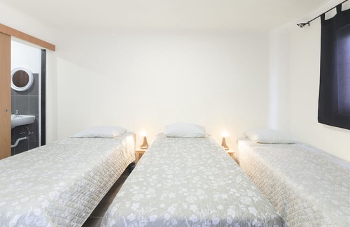 Sines House | Private bedroom 'Quarto Triplo 1' with Private Terrace and Wi-Fi