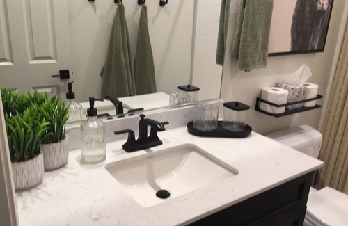 Ventura County House | Room in house with access to gym & pool, WiFi in beautiful Santa Paula