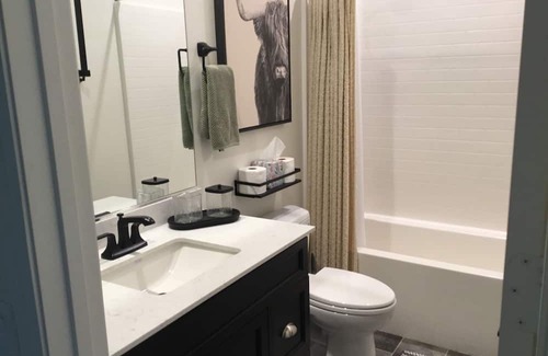 Ventura County House | Room in house with access to gym & pool, WiFi in beautiful Santa Paula