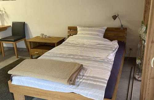 Stade Apartment | Apartment 'Monteurwohnung' with Shared Terrace, Wi-Fi and Air Conditioning
