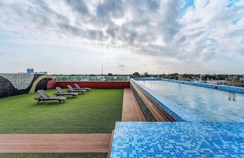 Centro House | Experience Serenity in Cozy Room: Rooftop Pool w/Panoramic City Views Await