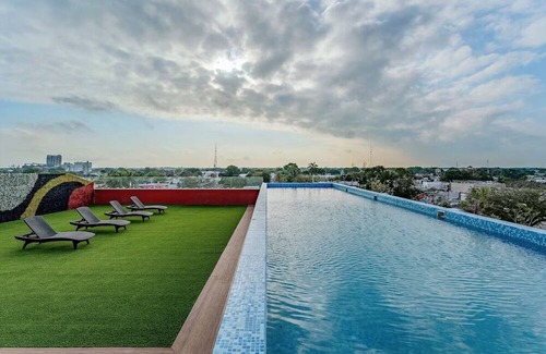 Centro House | Experience Serenity in Cozy Room: Rooftop Pool w/Panoramic City Views Await