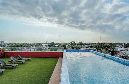 Centro House | Enjoy Our Rooftop Pool & Comfortable Room near Cultural Landmarks