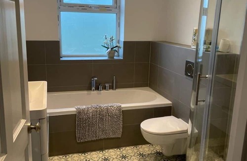 Castel Cottage | Beautiful Guernsey Cottage Live the best beach life then relax in rural serenity