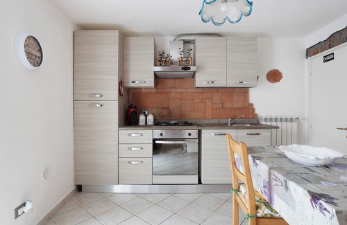 Beverino Apartment | Apartment 'La Casa Sulla Collina' with Balcony, Wi-Fi and Air Conditioning