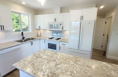 Port Alberni House | Newly Renovated Private 3 bedroom 2 bathroom guest suite