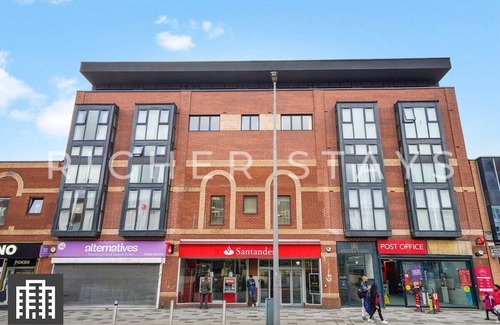 Hemel Hempstead Apartment | Modern High St Studio w/Balcony