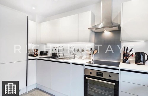 Hemel Hempstead Apartment | Modern High St Studio w/Balcony