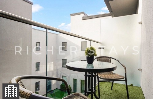 Hemel Hempstead Apartment | Modern High St Studio w/Balcony