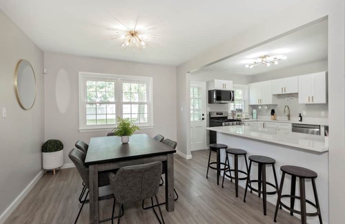 Euclid House | Modern Updated Ranch 15 min to Downtown & Hospitals