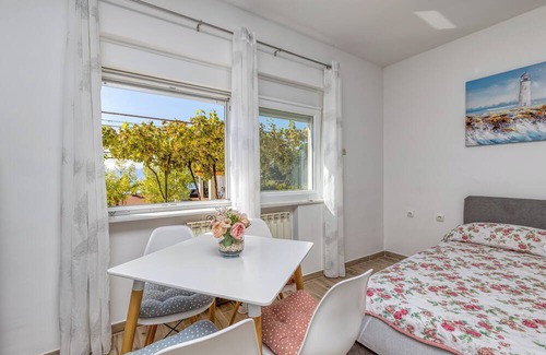 Rijeka Apartment | Pool Apartment Happy Sound