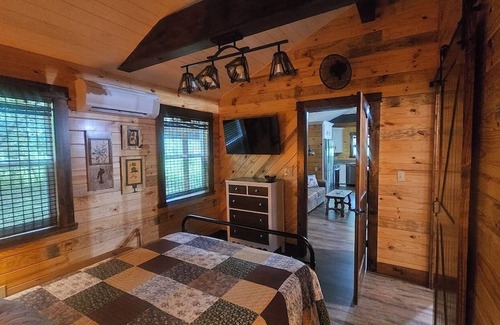 Orange House | Cozy 1 Bedroom Bungalow with all the comforts of home!