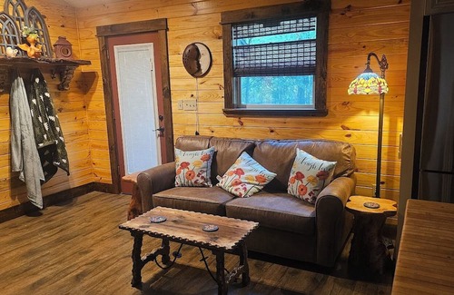 Orange House | Cozy 1 Bedroom Bungalow with all the comforts of home!