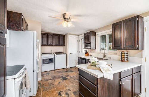 Murray House | A beautiful 4-bdr/2.5-ba house located between downtown and the mountains.