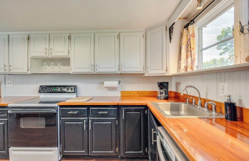 Weirs Beach Cottage | Laconia Resort Home < 2 Mi to Lake Winnipesaukee