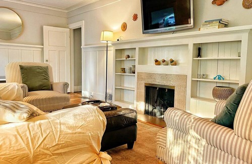 San Mateo Park Cottage | Cozy 2-bedroom cottage in gorgeous San Mateo Park with WiFi, fitness room option