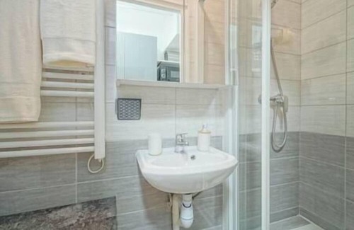 Les Puces de Saint-Ouen Apartment | Superb 1BR for 2 People in Saint-Ouen