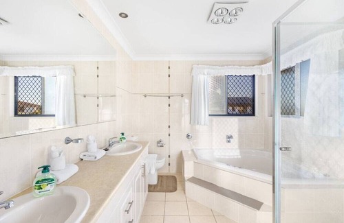 Stretton House | 5 BR family house close to Highway and mall