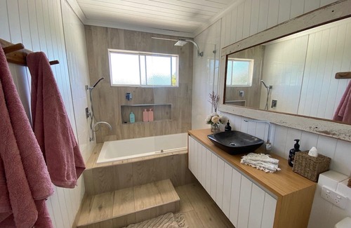 Redcliffe House | Chálǐ·hālǐ Abode - Pet friendly, 400m to beach