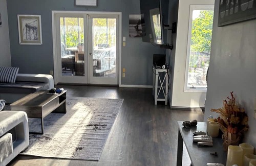 Cedar Rapids House | Executive 5 Bedroom w Pool, Large Deck ,Theatre Room , Screened in Porch