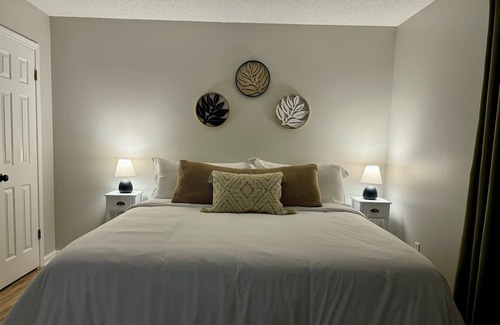 Athens House | Prime Location - Minutes to 5 Points and Downtown Athens - 4 KING Beds