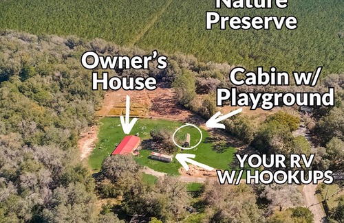Spring Hill House | 🐓Your cozy RV PARK retreat! Nature, play & chickens - who could ask for more?!
