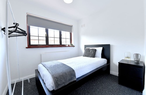 The Lane House | Large six bedroom home near Central London. Free parking.