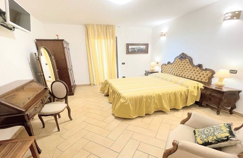 Montefiascone Villa | Lake View/exc Luxury Villa, Pool+jacuzzi/sleeps for 24