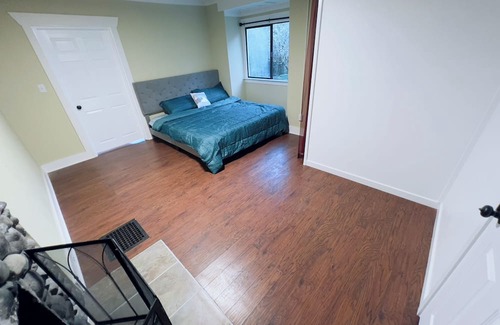 Seattle Metro Area Cottage | Lake Washington Cottage in middle of busy Columbia City 5 mins to Downtown