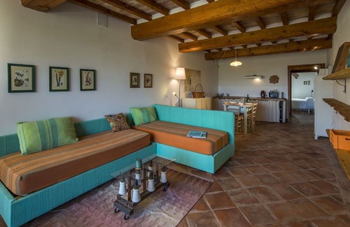 Laterina Apartment | Cosy apartment for 2 people with A/C, pool, WIFI, TV, patio and parking, close to Arezzo