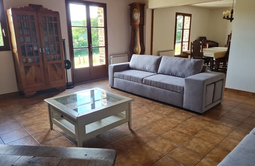 Mont-Saint-Jean House | Gite Familial Avec vue sur la Foret et Proximité D'un lac à 4 KM