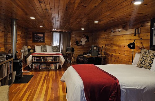Siren Cabin | Private Cabin in the Woods.on a Lake. Family and Dog Friendly