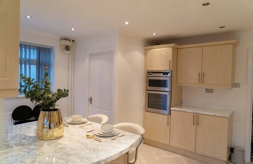 Solihull House | Solihull 5 Bed Home near NEC/Bham airport/JLR/HS2