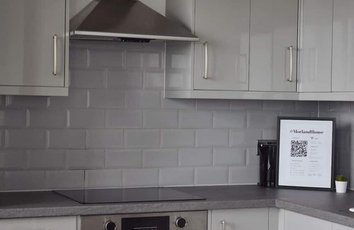 Brentwood Condo | Beautiful two bedroom with balcony in Brentwood