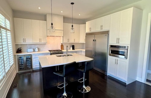 Stoney Creek House | Executive Lakeview Home