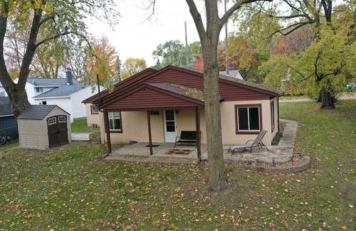 Drayton Plains Cottage | Cottage with access to private lake.