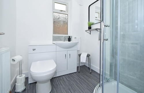 Crewe Apartment | Sapphire Apartment 2