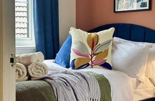 Gravesend House | Stylish House in Kent with Wi-Fi&Parking Sleeps 8