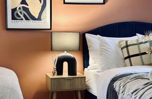 Gravesend House | Stylish House in Kent with Wi-Fi&Parking Sleeps 8