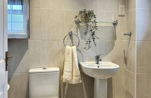 Gravesend House | Stylish House in Kent with Wi-Fi&Parking Sleeps 8