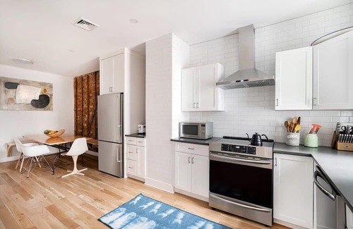 Williamsburg Apartment | Ainslie Manor by Rove Travel | 6BR TH w/Backyard
